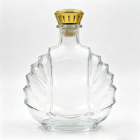 Bouteille de brandy XO élégante de 700 ml en verre sans plomb en forme d'éventail avec bouchon en liège, gravure épaisse et capuchon doré – Spiritueux de brandy haut de gamme