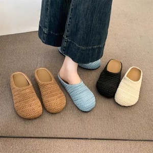 Vente en gros de sandales plates personnalisées pour femme, nouvelle collection printemps-été, style tribal tissé, à bout rond, à semelle épaisse et souple - Product Image 1