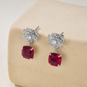 Pendientes de plata 925 con incrustaciones de rubí y engastes en forma de flor - Product Image 4