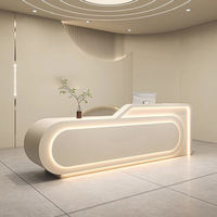 Bureau d'accueil moderne et futuriste pour supermarché et bureau, design blanc cannelé et incurvé, couleurs et dimensions personnalisables, respectueux de l'environnement
