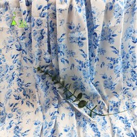 Tissu satiné 100% polyester écologique imprimé de fleurs bleues, doux pour les robes, les vêtements, les pyjamas et les accessoires pour filles