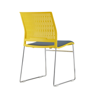 Chaises de bureau empilables en plastique PP de luxe, couleur personnalisée, chaise en plastique à base de traîneau empilable pour salle de conférence, salle de classe, événements