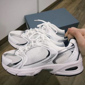 รองเท้าลำลองดีไซน์หรูรุ่นใหม่สำหรับนักออกแบบมืออาชีพ - แบบผูกเชือก ระบายอากาศได้ดี สีขาว ทนทาน กันลื่น ใช้งานได้หลากหลาย มีสไตล์ - Product Image 2