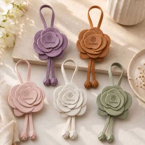 จี้กระเป๋าหนัง PU ลายดอกคามีเลีย 3 มิติ ออกแบบฟรี ปรับแต่งได้ พร้อมพู่ห้อยดอกทิวลิป หลายชั้น ประดับโลโก้แบบนูน - Product Image 1