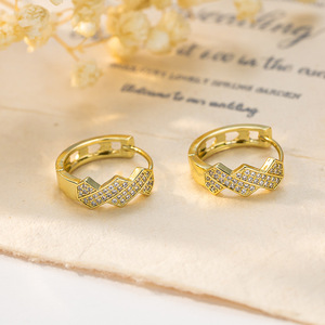 Pendientes Geométricos Huggie de Oro 18K con Zirconia Engastada en Bisel para Uso Diario - Product Image 3
