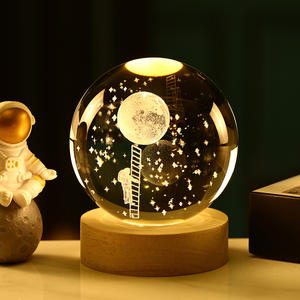 Les astronautes trouveront finalement leur lune, et vous aussi. Socles de boule de cristal disponibles pour achat immédiat, lumière chaude - Product Image 1