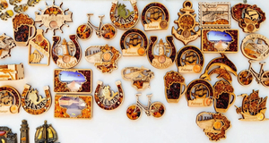 Aimant de réfrigérateur en bois personnalisé de qualité supérieure, Lettonie, Riga, avec ambre naturel, souvenir de voyage, souvenirs de Palanga, Lituanie - Product Image 4