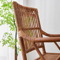 Chaise de salle à manger avec accoudoirs, support en X stable, structure en rotin naturel, chaise de loisirs respirante, design moderne européen, chambre à coucher, hôtel, complexe hôtelier