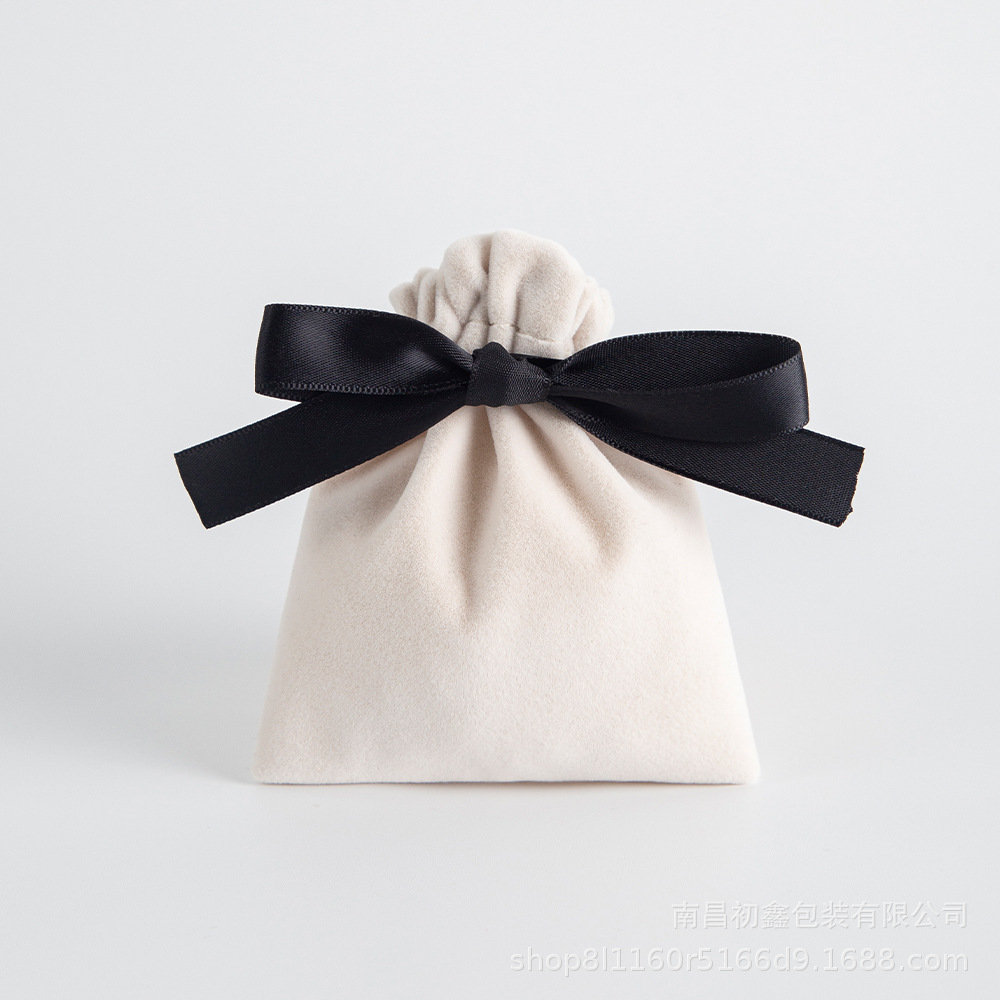 Bolso beige con cinta negra