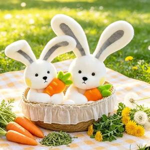 Vente en gros d'usine : Lapin en peluche blanc doux avec <span class=keywords><strong>carotte</strong></span> jaune, cadeau OEM personnalisé pour Pâques et anniversaire d'enfants - Product Image 3