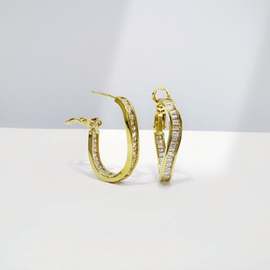 Pendientes de aro geométricos de plata de ley 925 para mujer, chapados en oro de 18k, para uso diario, minimalistas y únicos. - Product Image 3
