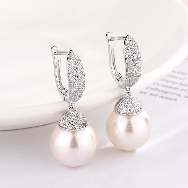 Boucles d'oreilles puces en perles blanches platine
