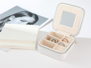 Étui de rangement pour bijoux en velours luxueux, carré, avec fermeture à glissière et option de logo personnalisé - Product Image 2