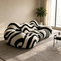 Canapé moderne en forme de vague irrégulière à rayures zébrées, rembourré et moelleux, avec structure intégrée en fibre de verre, trois places, pour salon.