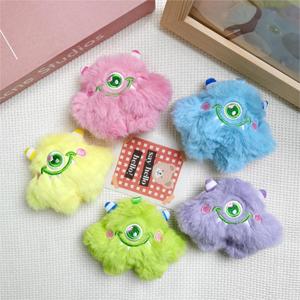 Venta al por mayor directa de fábrica: Llavero personalizable de PU/EVA/PVC, muñeco de peluche de monstruo pequeño, colgante para bolso para niñas y niños - Product Image 4