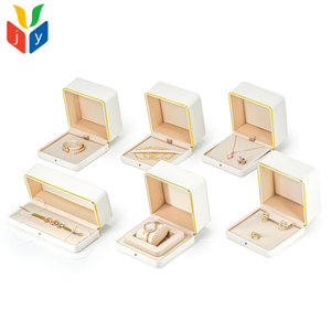 Scatola di Lusso in Pelle Bianca per Anelli e Bracciali, Interno in Tessuto Satinato, Cornice in Metallo Dorato <span class=keywords><strong>con</strong></span> Targhetta Incisa, Confezione per Gioielli - Product Image 3