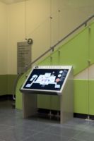 Kiosque de signalisation numérique intérieur personnalisé avec écran tactile pour la recherche d'itinéraires en centre commercial, système de consultation intelligent, lecteur publicitaire LED, garantie 1 an
