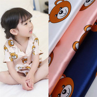Ventes chaudes Tissu satiné imitation soie de poids moyen respirant extensible imprimé ours 96% polyester 4% élasthanne pour pyjamas
