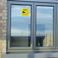 Panneau en acrylique « Souriez, vous êtes en caméra » – Décoration de fenêtre, avis de surveillance, maison, entreprise, commerce – Style simple et amusant, résistant aux UV