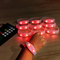 Bracelets LED à télécommande en silicone pour les fêtes de remise de diplômes et de la Saint-Valentin, s'allument et clignotent avec option de logo
