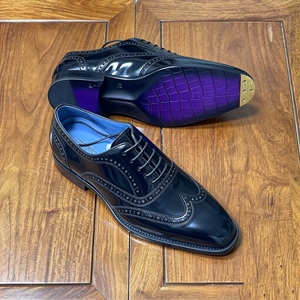 Chaussures Oxford Brogue pour homme en cuir de vachette pleine fleur véritable, avec semelle intérieure et extérieure en cuir, pour les occasions professionnelles. - Product Image 1