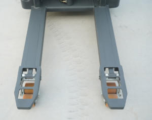 รถยกพาเลทไฟฟ้าขนาด2ตัน1.5ตันรถยก3เมตรได้มีกำลังการผลิตในการรับน้ำหนักมอเตอร์ไฟฟ้ากระแสตรงสองพาเลท - Product Image 3