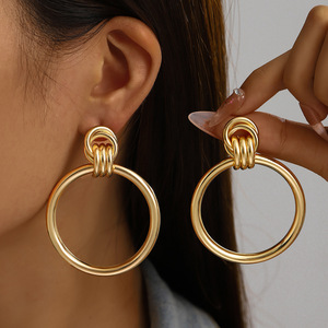 Boucles d'oreilles géométriques circulaires en alliage, plaquées or, en acier inoxydable, grandes boucles d'oreilles, style européen et américain, collection 2025 - Product Image 1