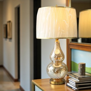 โคมไฟตั้งโต๊ะแก้วดีไซน์เรียบง่ายพร้อมดีไซน์ขวดแชมเปญสองขวดสีน้ำตาลทองฐานหลอดไฟ E27 LED สำหรับตกแต่งภายในอาคาร - Product Image 5