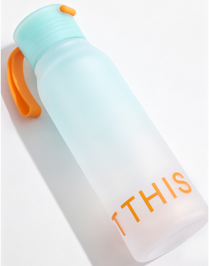Bouteille d'eau dégradée givrée de luxe 580 ml 2026, vente en gros, logo personnalisé, bouteille en plastique PC résistante à la chaleur avec sangle de transport - Product Image 3