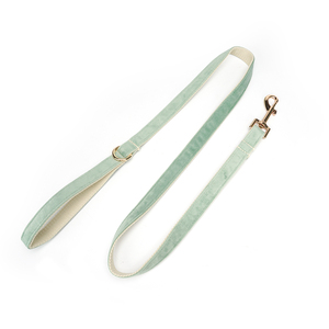 Correa y Collar para Perro de Terciopelo Personalizado HanYang OEM, Varios Colores, Hebilla Dorada de Terciopelo Grueso - Product Image 3