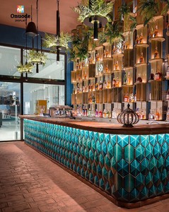 Mostrador de bar y pub de madera de alta gama | Muebles de exhibición de cócteles personalizados | Servicio completo de construcción y diseño llave en mano - Product Image 6