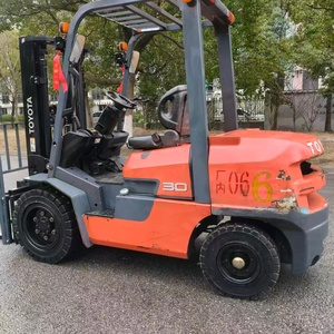 Montacargas Toyota Usado con Motor Diésel, Capacidad de 30 Toneladas, Equipo Industrial para Manejo de Materiales - Product Image 1