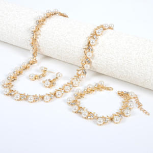 Set Perhiasan Kalung, Anting, dan Gelang Mutiara dan Berlian Imitasi Gaya Vintage untuk Pernikahan & Pesta - Product Image 5