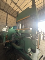 Presse hydraulique certifiée CE 800T pour le moulage par compression de la mélamine, destinée à la fabrication de lavabos de cuisine en mélamine.