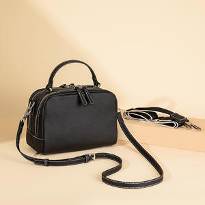 Borsa a Spalla da Donna in Vera Pelle di Design Trendy VIP con Chiusura a Cerniera, Due Cinghie e Fodera in Poliestere per Viaggi e Tempo Libero - Product Image 1