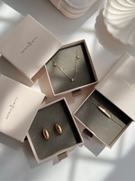 Boîtes cadeaux rigides de luxe en gros pour bijoux haut de gamme, personnalisées, avec doublure en velours éponge de 2 cm, revêtement UV, gaufrage et pelliculage mat