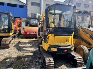 Excavatrice compacte Komatsu PC30MR avec cabine, poids opérationnel de 3,5 tonnes, capacité de la benne de 0,09 m pour les entreprises de location et les flottes - Product Image 2