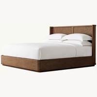 Lit en bois de chêne moderne et durable à profil bas avec tête de lit enveloppée pour un intérieur scandinave et un sommeil confortable