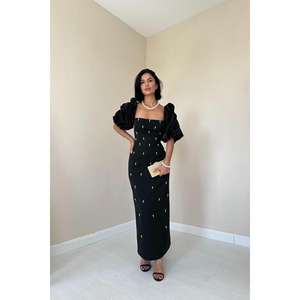 Robe fourreau élégante noire brodée, col carré, manches bouffantes, en satin, style fait main, taille naturelle, pour soirée - Product Image 6