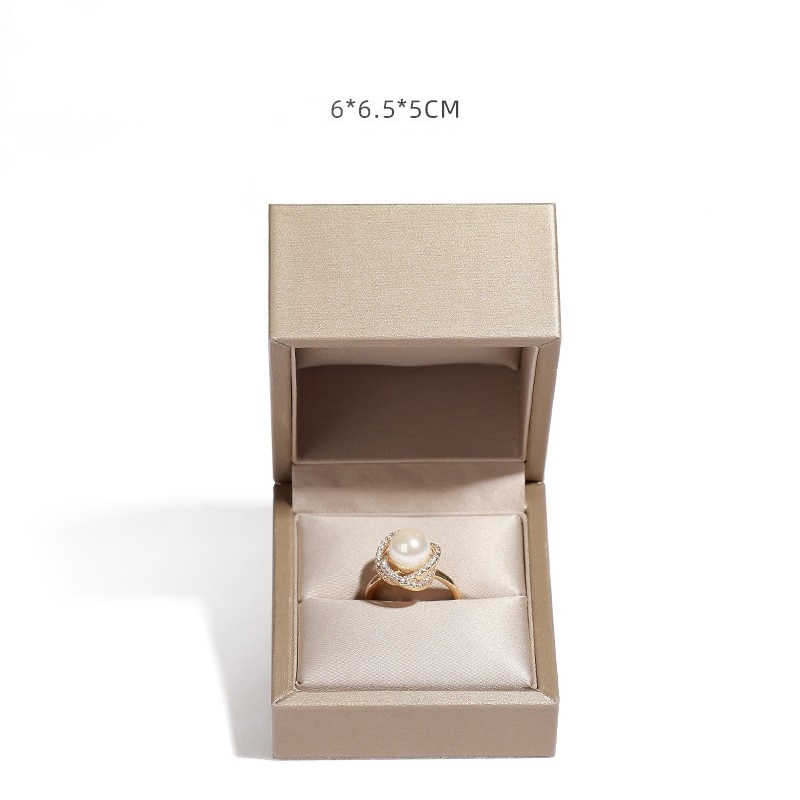 gold single Ring box