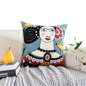 Housse de coussin carrée de luxe 100% coton brodée de chats avec des peintures abstraites pour la maison et l'hôtellerie - Product Image 1