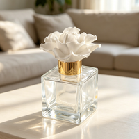 Nouvel Arrivage – Diffuseur de Parfum d'Ambiance en Céramique et Gypse, Fait Main, avec Fleurs en Porcelaine, Bouteille en Verre 100ML, Huile Essentielle et Bâtonnets en Rotin