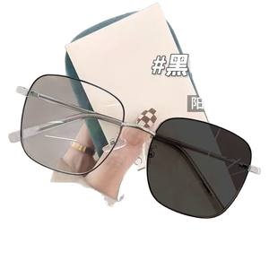 แว่นตากรอบโลหะทรงสี่เหลี่ยมหรูหราพร้อมการป้องกันแสงสีฟ้าสำหรับผู้หญิง เลนส์เรซินขนาดกลาง ต้นกำเนิดจากไถโจว - Product Image 1