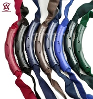 Huit couleurs ont stock prêt à expédier poignée en plastique avec sangle pour accessoires de sac à dos