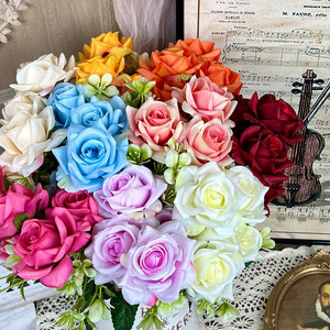 Fleurs artificielles en soie, roses à 5 têtes simulées, petites roses cornées, pour décoration de mariage et de maison, moulage par injection, Chine - Product Image 1