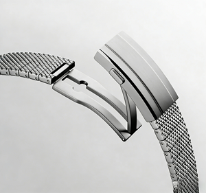 Montre de plongée en acier inoxydable avec cadran noir, lunette rotative bleue et bracelet en maille Longinesing - Product Image 4