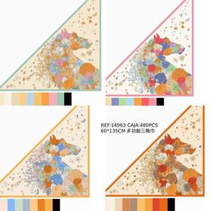 Foulard Multifunzionale Triangolare 60x135cm con Stampa Floreale Digitale, Protezione Solare, Velo Estivo in Poliestere per Donne - Product Image 1