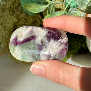 Piedra de Palma de Fluorita con Plumas Arcoíris, Cristal Calmante para la Concentración y Claridad, Piedra de Bolsillo para Meditación - Product Image 4