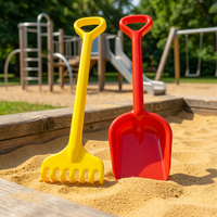 TOYBOLA Ensemble de pelle et de râteau à sable pour enfants, jouet de plage en plastique pour jouer dans le sable en extérieur avec sac en filet