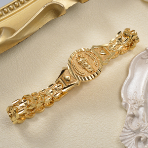 Pulseras de lujo personalizadas con textura gruesa, con medallón redondo de la Virgen María, borde de espiga, impermeables y chapadas. - Product Image 4